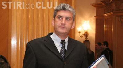 Ministrul Apararii, Gabriel Oprea, a anuntat ca nu mai foloseste masina si a taiat fondul de protocol