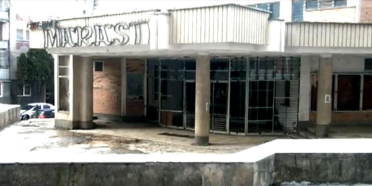 Fostul "Cinema Marasti" este furat de hotii de fier vechi bucata cu bucata
