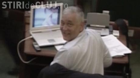 VIDEO - Senatorul PNL Cluj Marius Nicoara viziona un film porno in timpul dezbaterii legii pensiilor