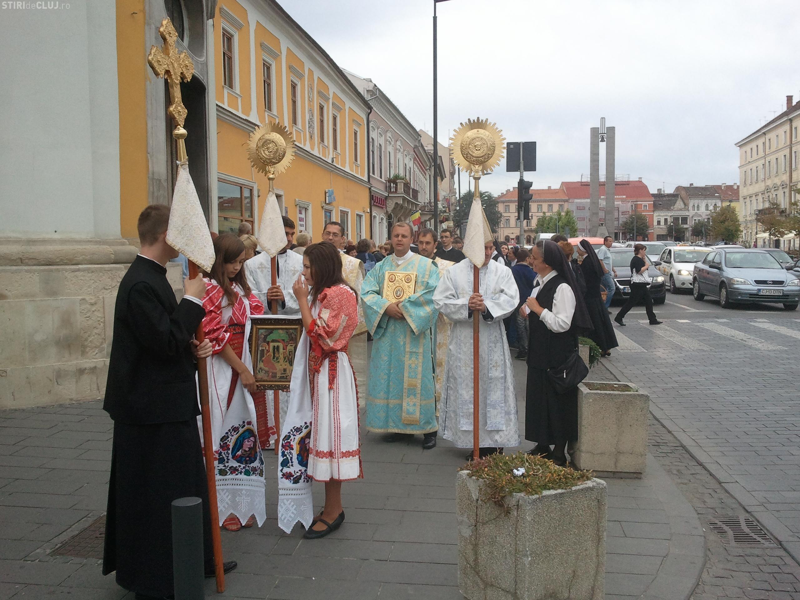 Procesiune greco-catolica prin centrul Clujului de sarbatoarea nasterii Fecioarei Maria FOTO