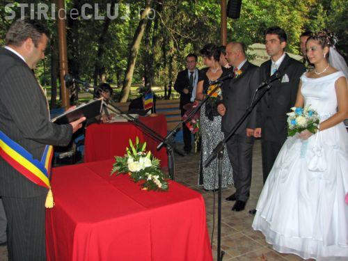 Primaria reia oficierea casatoriilor in Foisorul din Parcul Central si le ofera tinerilor care isi unesc destinele cate o sticla de vin 