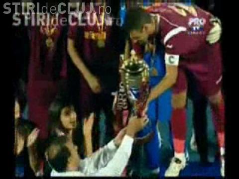 Sorin Apostu huiduit si pe stadionul CFR Cluj. Scena s-a petrecut cand primarul i-a inmanat Supercupa lui Cadu - VIDEO si FOTO