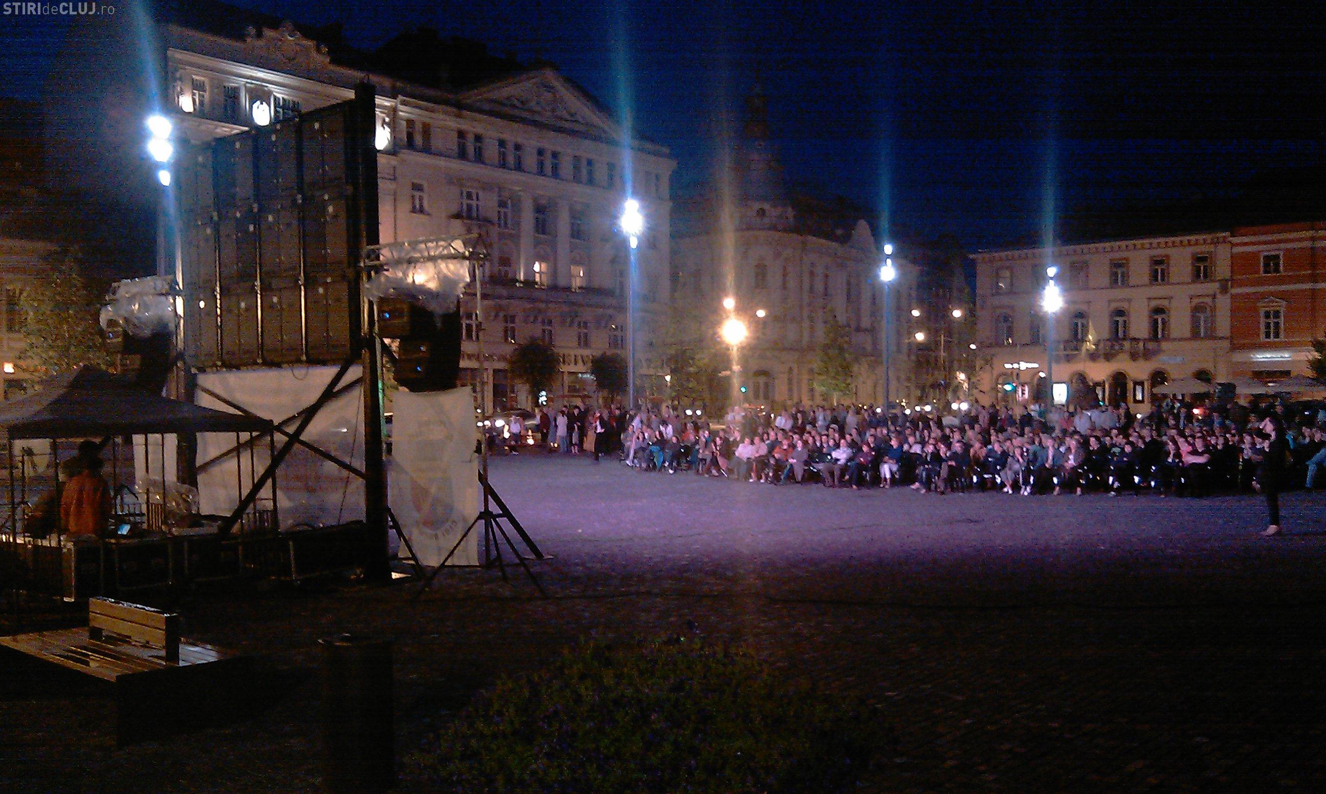 VIDEO - 1000 de clujeni au urmarit transmisia live in Piata Unirii a spectacolului "Carmen" de la Valencia. Spre final au ramas 100 de oameni