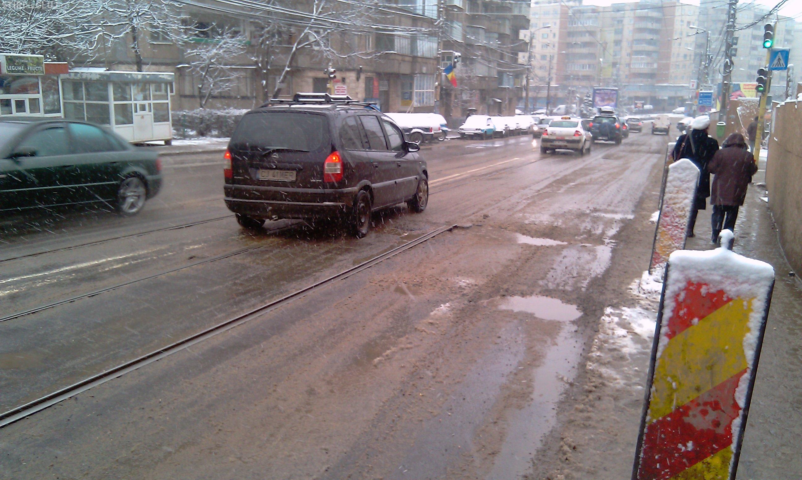 Explicatii socante: Craterele de pe strada Primaverii, din Manastur, au aparut deoarece asfaltul e "batran"
