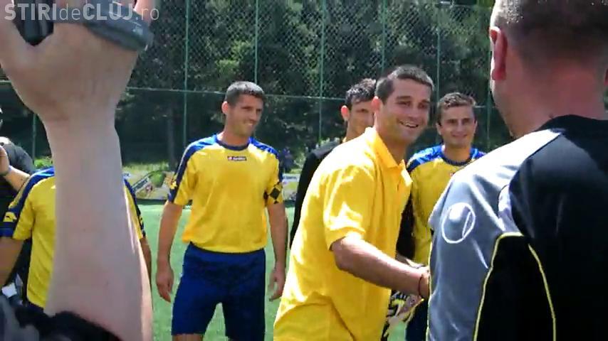 Cristi Chivu s-a fotografiat si a dat autografe fanilor care l-au asaltat la startul turneului de la Baza Unirea - VIDEO si FOTO