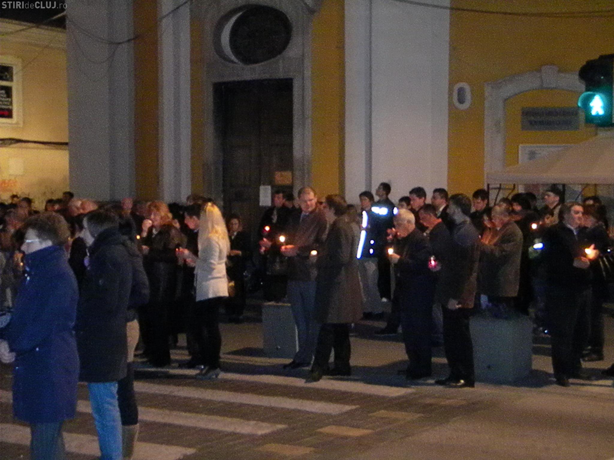 Credinciosii greco-catoloci au luat lumina de la Catedrala "Schimbarea la Fata"! VEZI cum au inconjurat locasul de cult - VIDEO