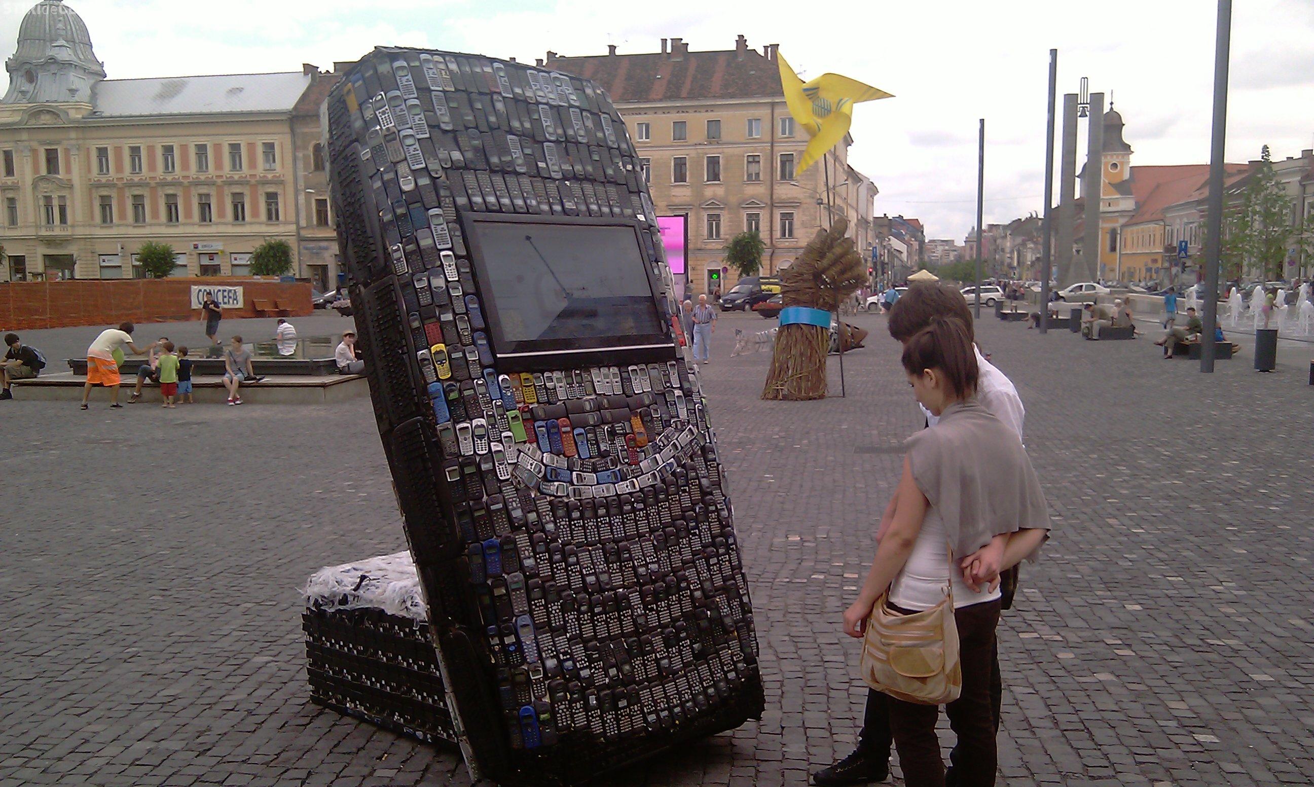 VIDEO - Un telefon Nokia gigant facut din alte "mobile" recliclate, vedeta expozitiei care va deschide "Planeta Report" - Galerie FOTO