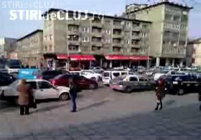 8 Martie a blocat Piata Lucian Blaga si strazile adiacente. Politistii au stat cu mainile in san - VIDEO