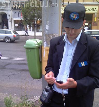 Tehnica ii tradeaza pe politistii comunitari! Noile imprimante mobile care emit chitante nu functioneaza pe ploaie - VIDEO