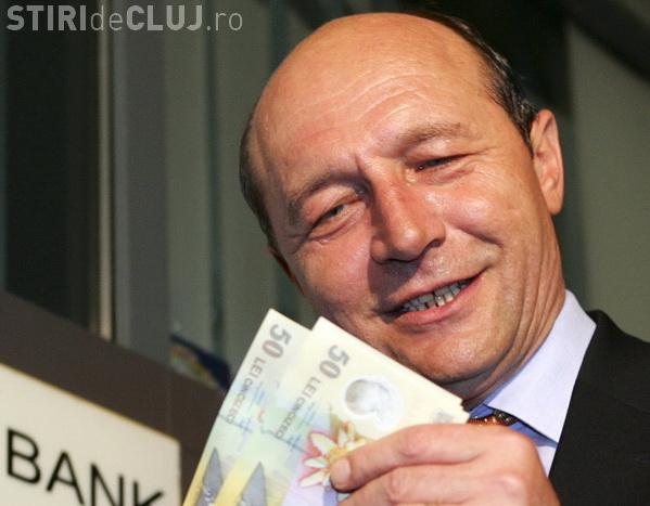 Traian Basescu si-a donat salariul pe luna mai! Ce credeti despre gestul presedintelui este populist sau asa era normal?