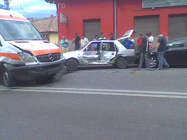 O ambulanta a fost implicata intr-un accident pe strada Bucuresti! Doua persoane sunt ranite! - VIDEO si Galerie FOTO