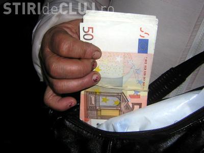 VIDEO - Santaj sexual: un barbat a fost prins in flagrant in timp ce primea de la o persoana santajata 1000 de euro