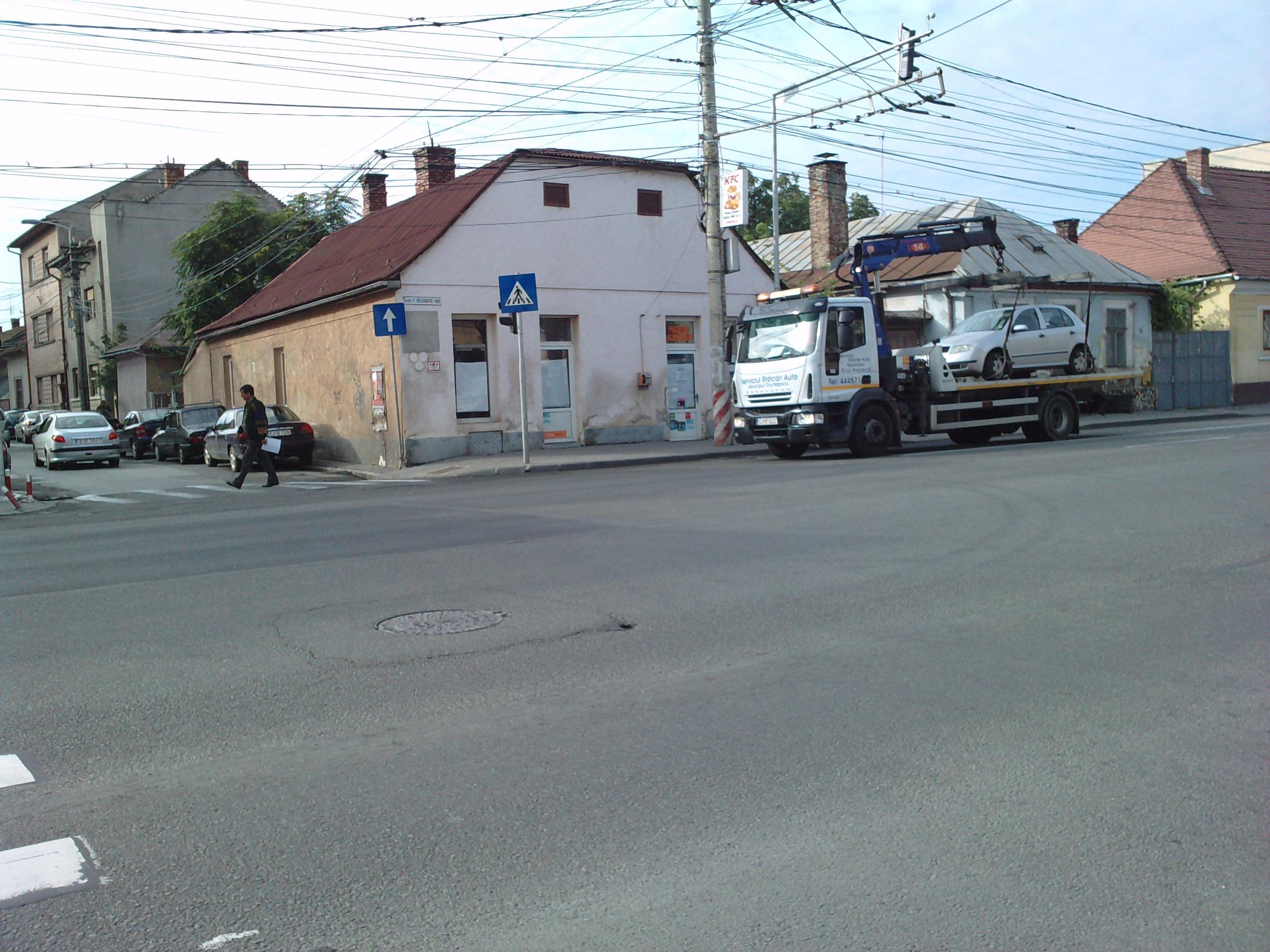 Noi smecheri de Cluj! Masina Serviciului de ridicari auto din Cluj-Napoca circula pe interzis, dupa ce a saltat o masina parcata neregulamentar! 