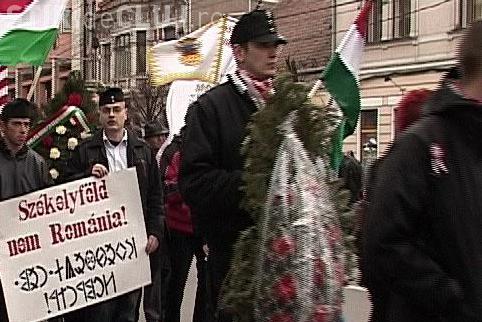 Liderul organizatiei extremiste Noua Garda Maghiara, retinut la Cluj pentru ca avea insemne fasciste - Galerie FOTO