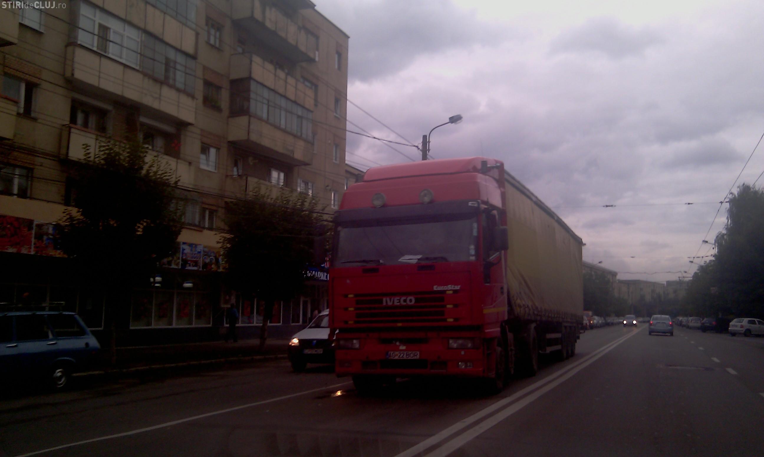 Circulatie blocata pe Nicolae Titulescu. Un TIR a oprit in plina strada dupa ce fier-betonul din remorca a strapuns cabina