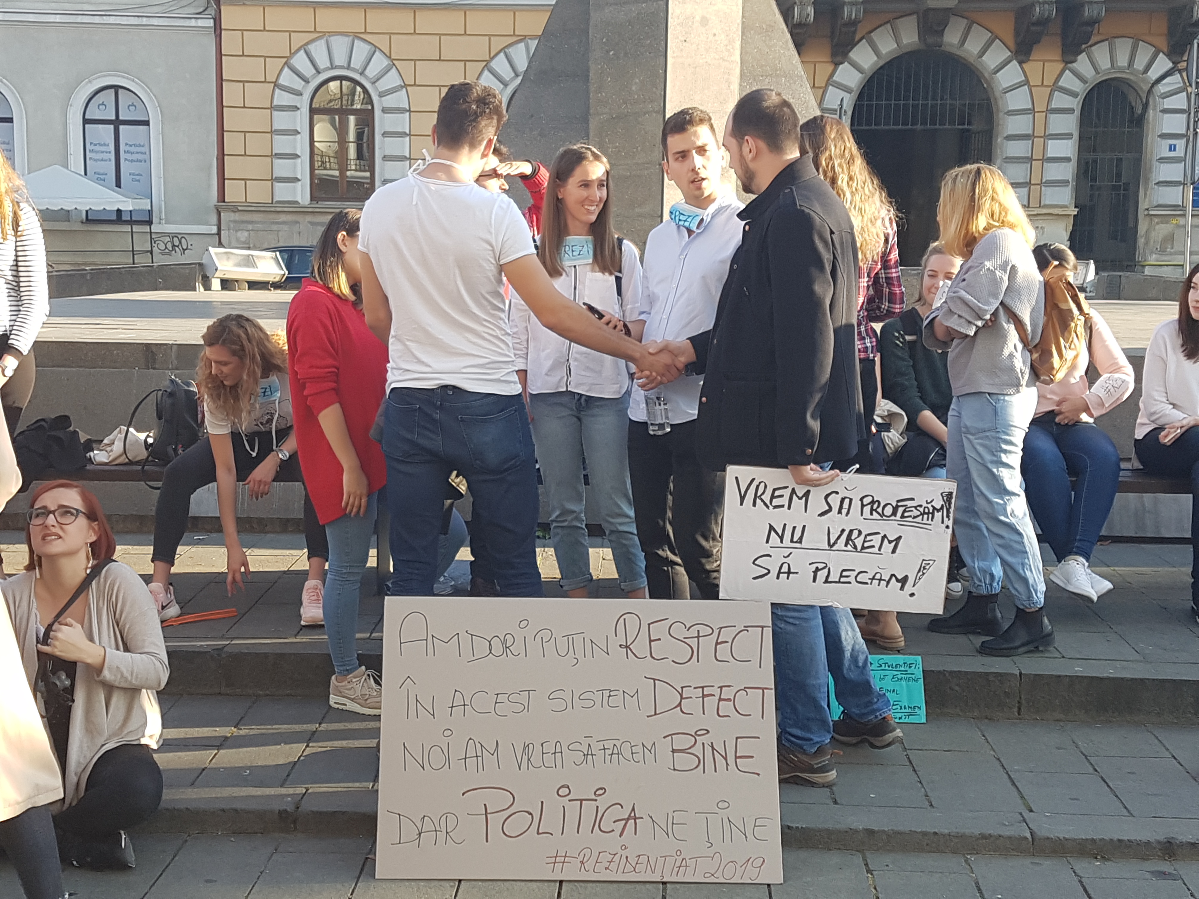 Absolventii Umf Protesteaza La Cluj Si Cer Organizarea Examenului