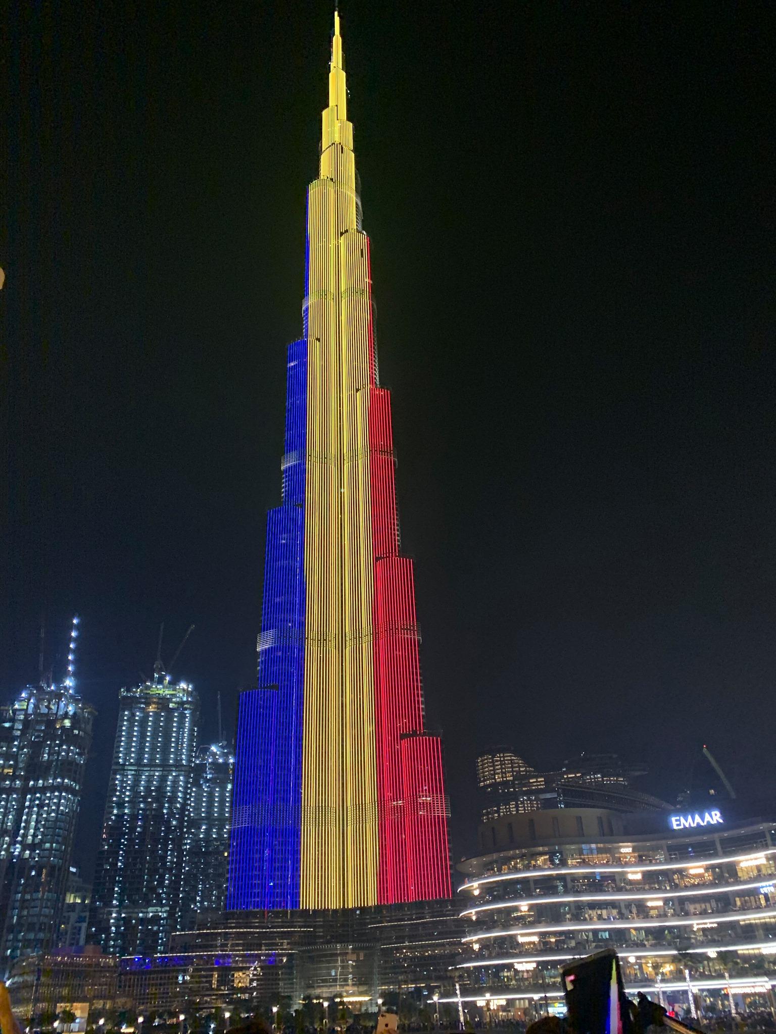 Burj-Khalifa-din-centrul-Dubaiului-cea-mai-înaltă-clădire-din-lume-a-fost-luminată-în-tricolor.jpg