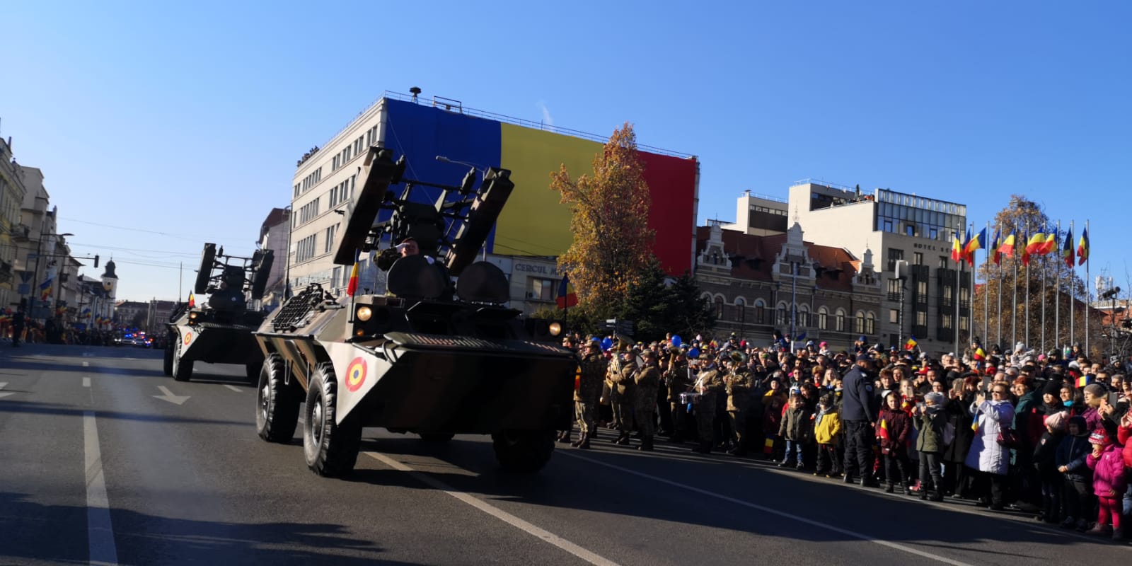 Ceremonie Militară Superbă La Cluj De 1 Decembrie Tricolor Uriaș