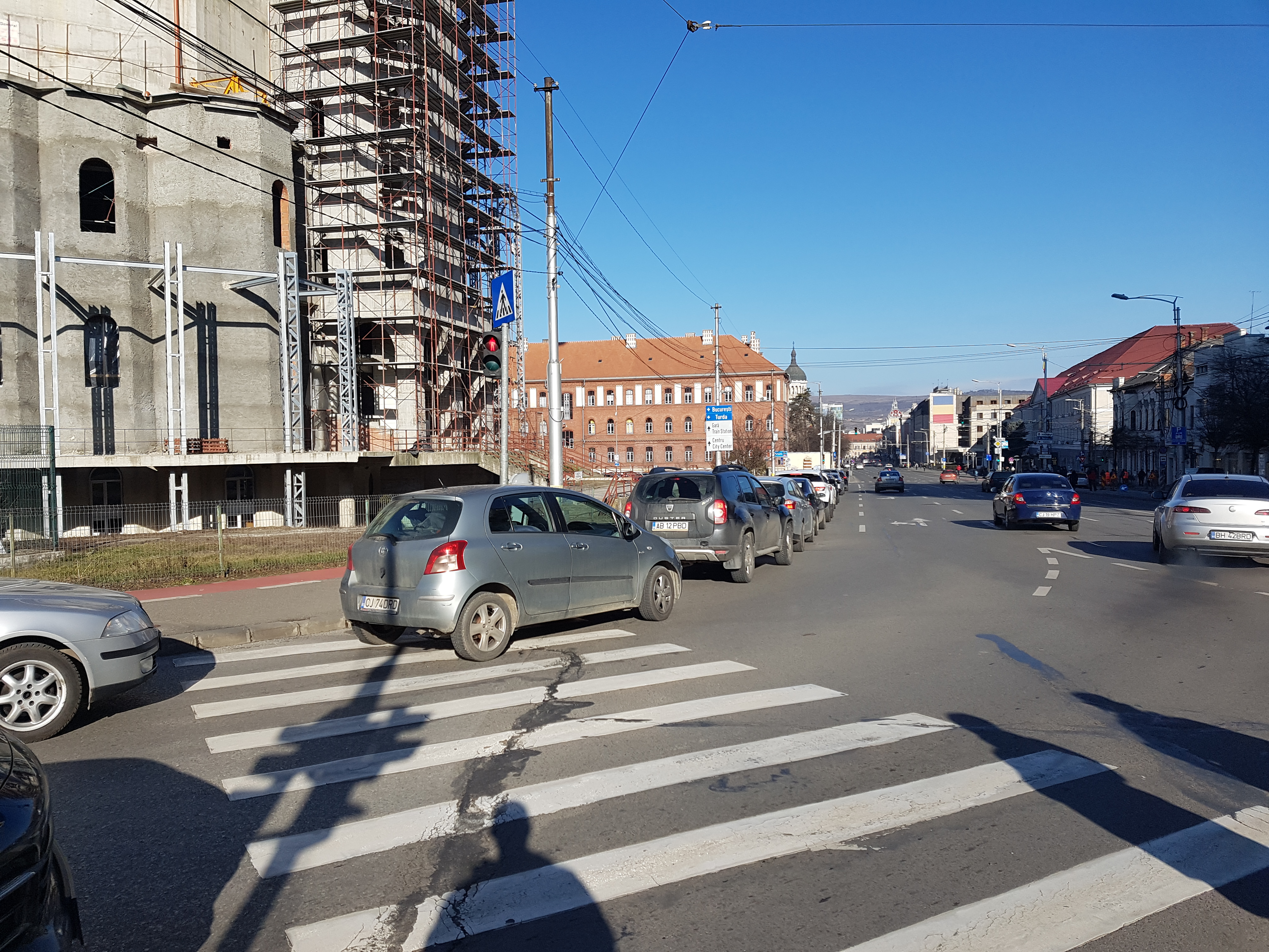 Coadă de zeci de metri la parcarea din Piața Cipariu VIDEO Ştiri de