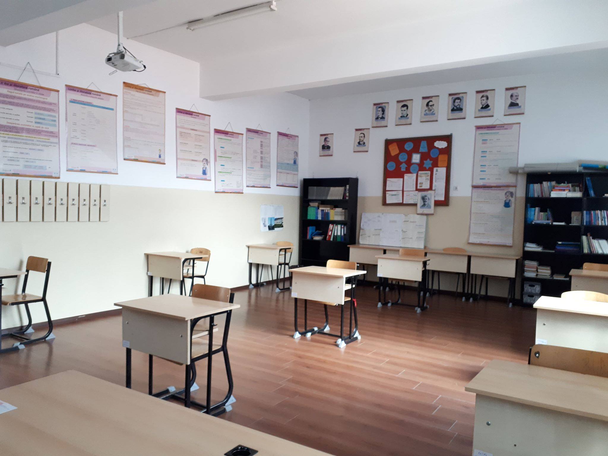 web Algebra Congrats Florești, Luna de Sus: Cum arată o școală unde se aplică distanțarea  socială. Unii elevi revin la școală pentru pregătire - FOTO - Ştiri de Cluj