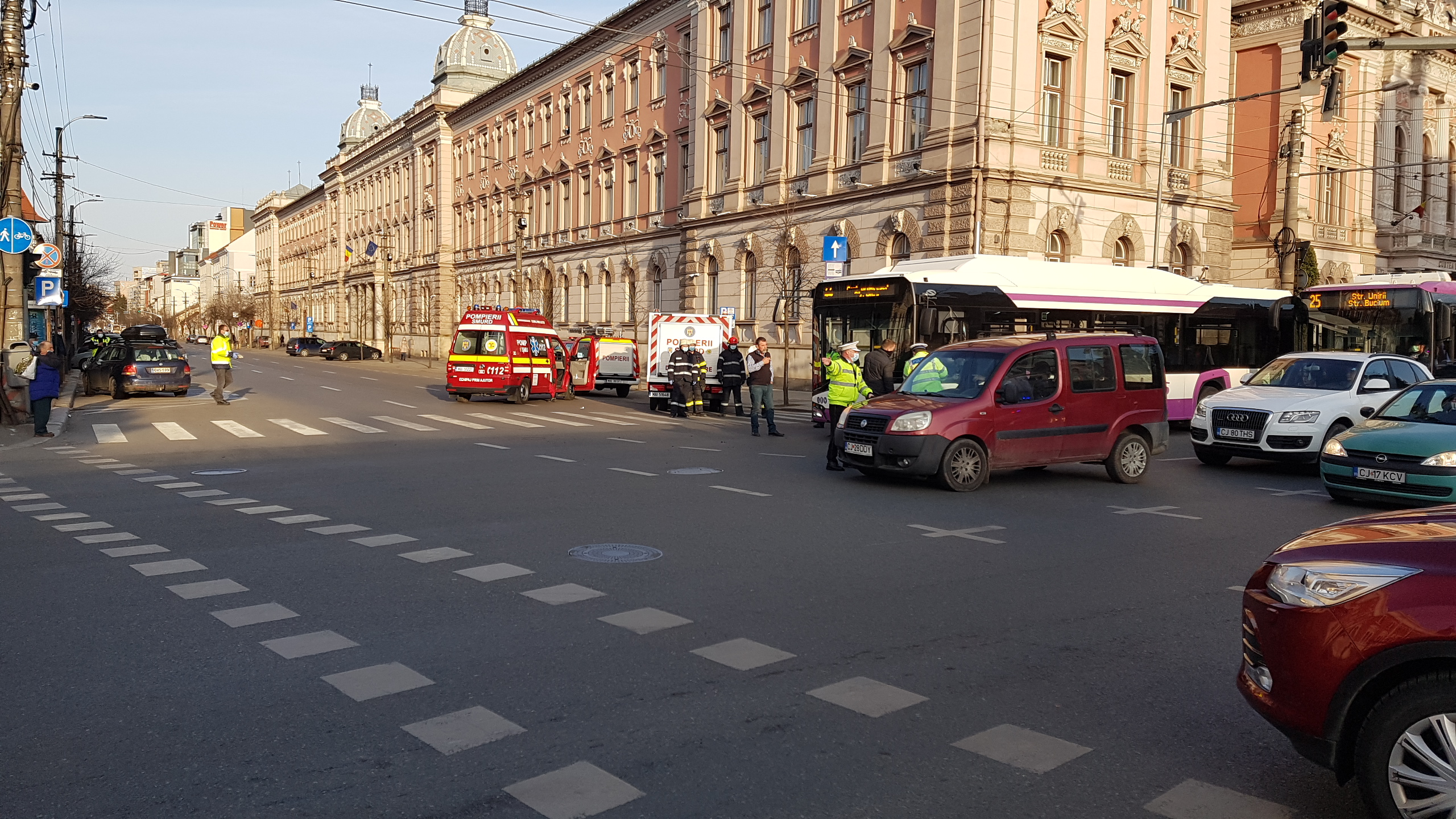 Accident in Piata Avram Iancu. Autobuz lovit de un autoturism FOTO și
