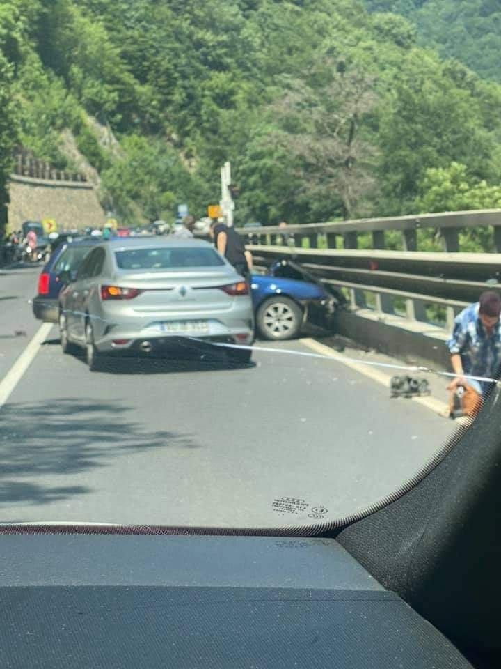 Benign Darken Manuscript Accident cu 4 mașini, la limita dintre județele Sibiu și Vâlcea. Un şofer a  intrat cu maşina pe contrasens - Ştiri de Cluj