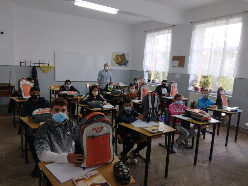 5-000-de-elevi-din-44-de-scoli-au-primit-ghiozdane-complet-echipate-pentru-noul-an-scolar-728945.jpg