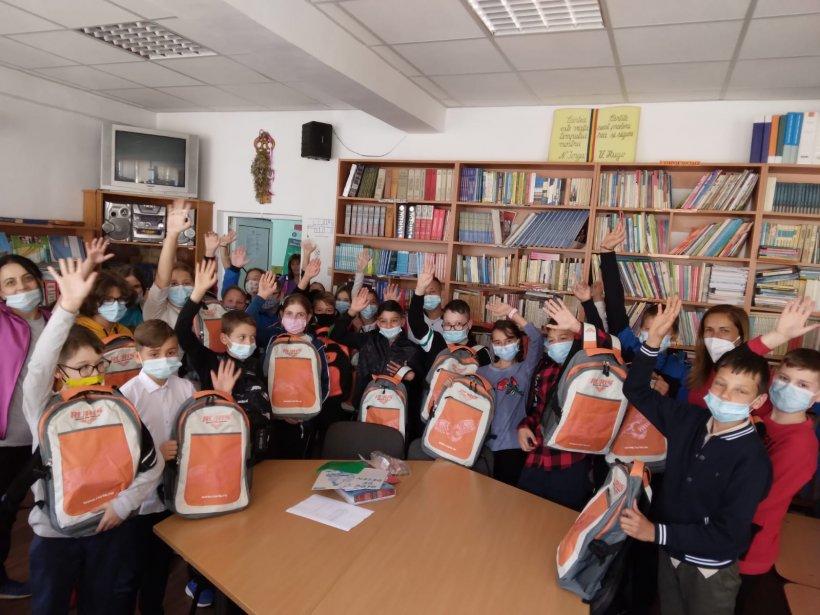 5-000-de-elevi-din-44-de-scoli-au-primit-ghiozdane-complet-echipate-pentru-noul-an-scolar-728943.jpg