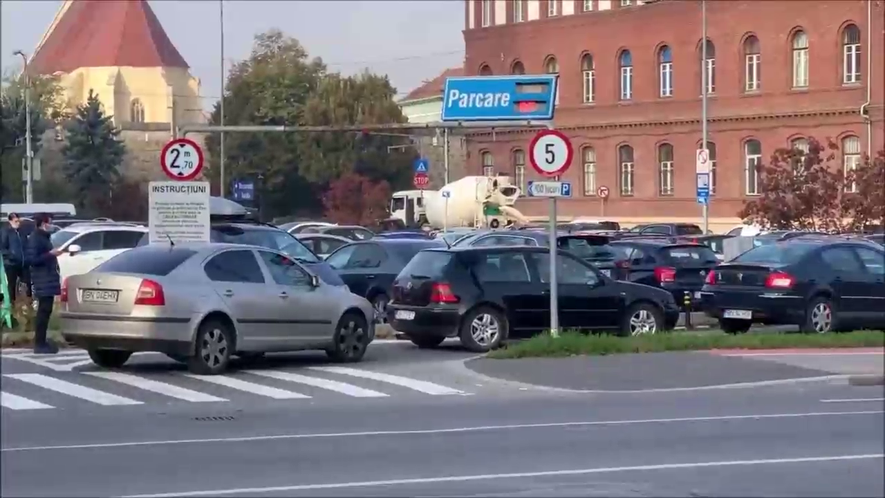 Parcarea din Piața Cipariu este plină! Clujenii au treburi în centru și