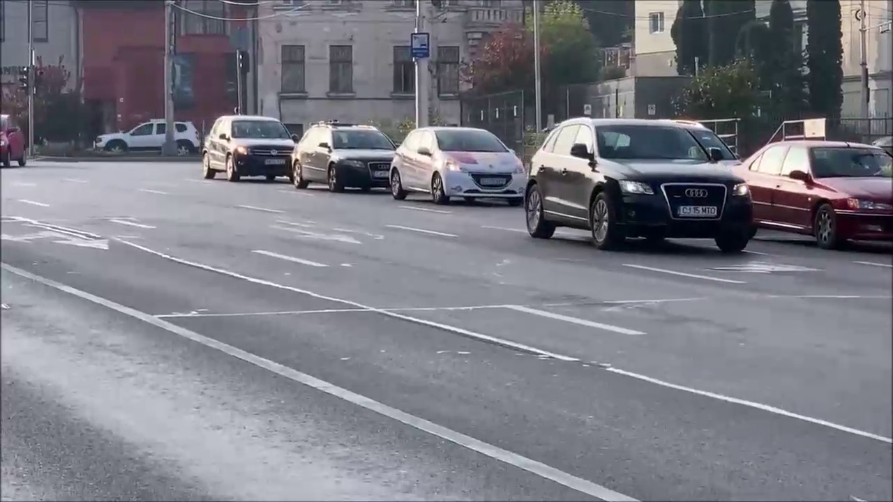 Parcarea din Piața Cipariu este plină! Clujenii au treburi în centru și