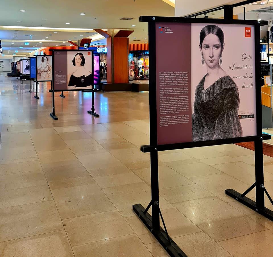 Iulius Mall Cluj_Expozitie Gratie si feminitate in vremurile de demult 01.jpg