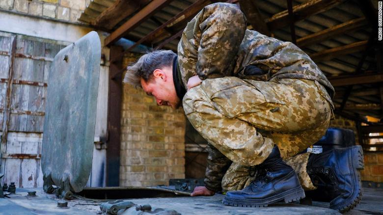 soldat ucrainean pe tanc.jpg