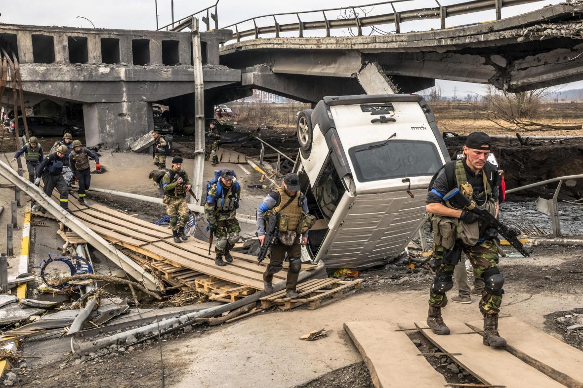 militari ucraineni pe pod.jpg