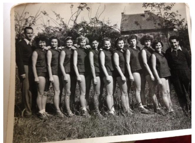 ana albu echipa alb negru 1.PNG