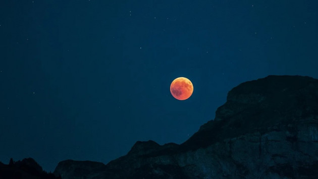 Eclipsa totală din noaptea de duminică spre luni, se va putea observa și din România. Luna va deveni roșiatică thumbnail