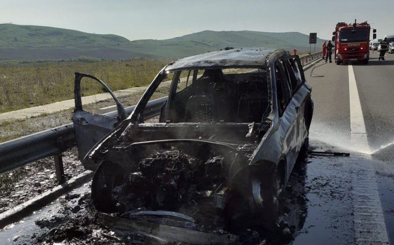 Mașină distrusă în totalitate de flăcări pe autostrada dintre Alba și Turda thumbnail