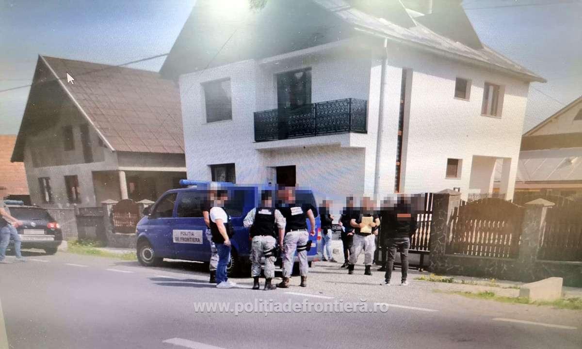 FOTO - Românul fugit din Austria și arestat în Florești conducea o grupare care a traficat 36.000 de oameni thumbnail
