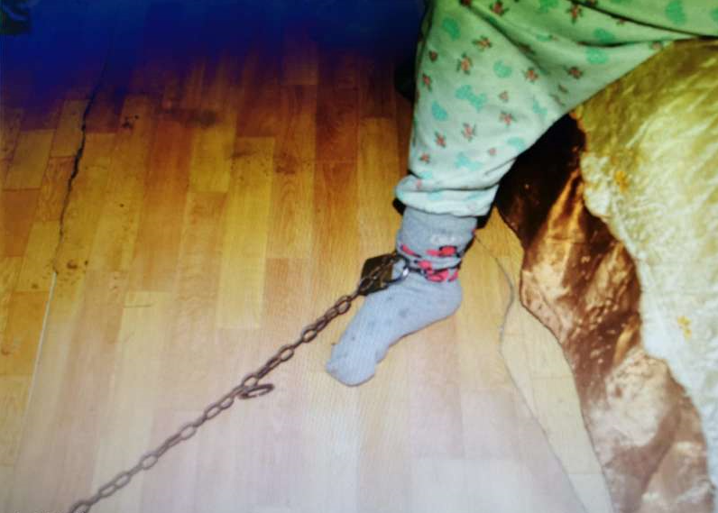 Cruzime fără margini! O femeie acuzată că și-a legat nepoata cu un lanț de piciorul patului, arestată la domiciliu thumbnail