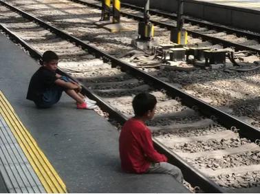 copii peron praga.PNG