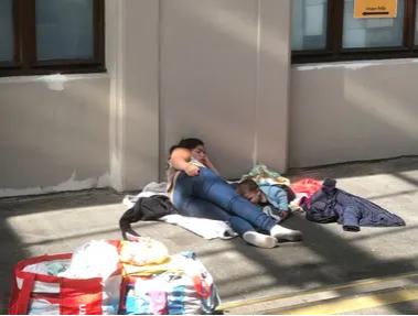 copii peron praga mama.PNG