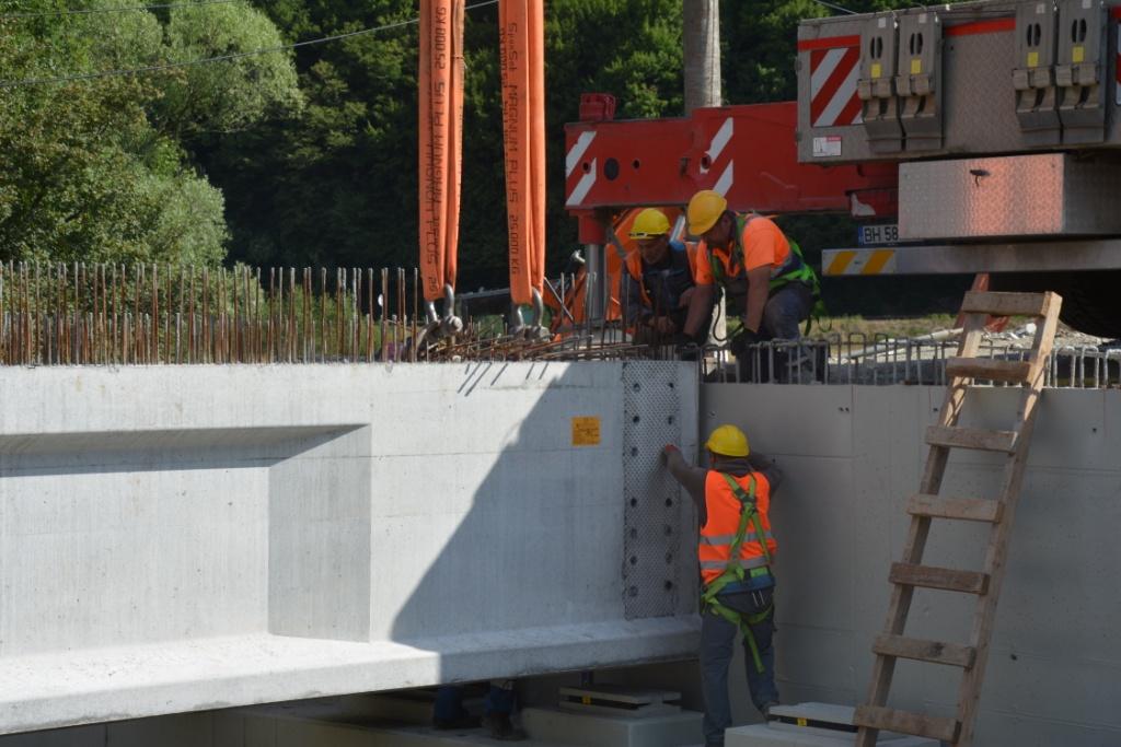 Montare grinzi beton Pod Valea Draganului (7).JPG