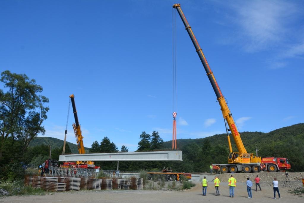Montare grinzi beton Pod Valea Draganului (10).JPG