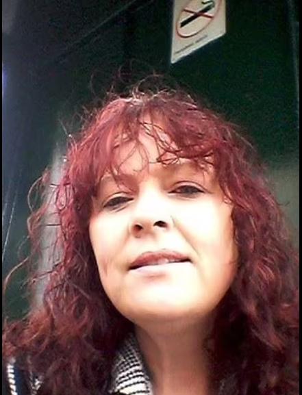 casa australia femeie.PNG