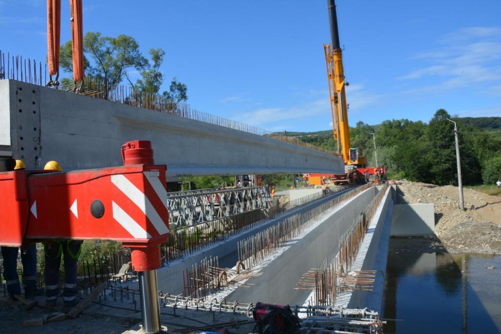 Montare grinzi beton Pod Valea Draganului (12).JPG