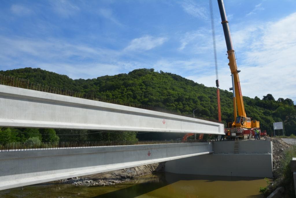 Montare grinzi beton Pod Valea Draganului (6).JPG