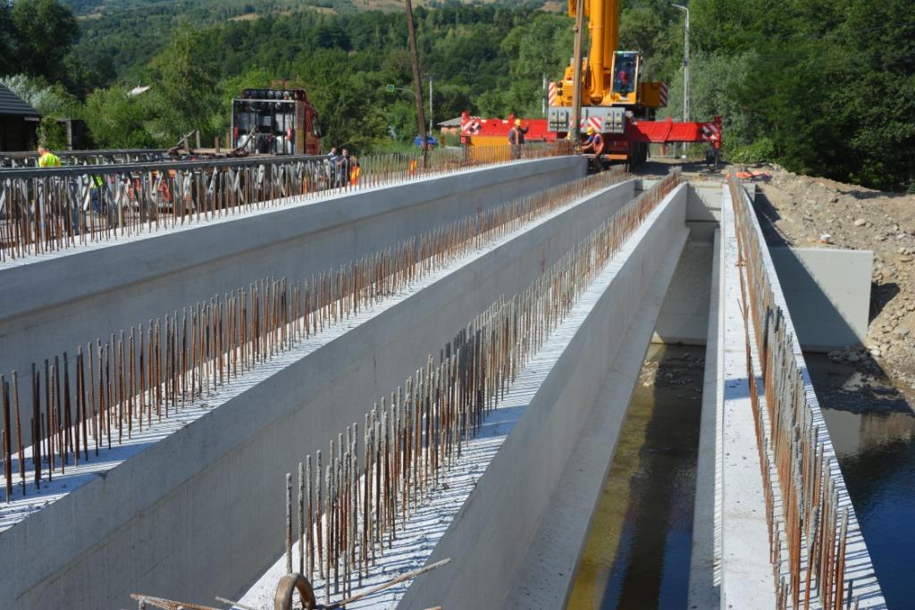 Montare grinzi beton Pod Valea Draganului (14).JPG