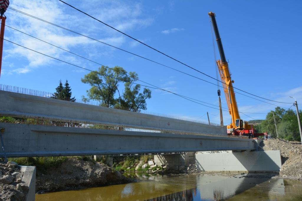 Montare grinzi beton Pod Valea Draganului (13).JPG