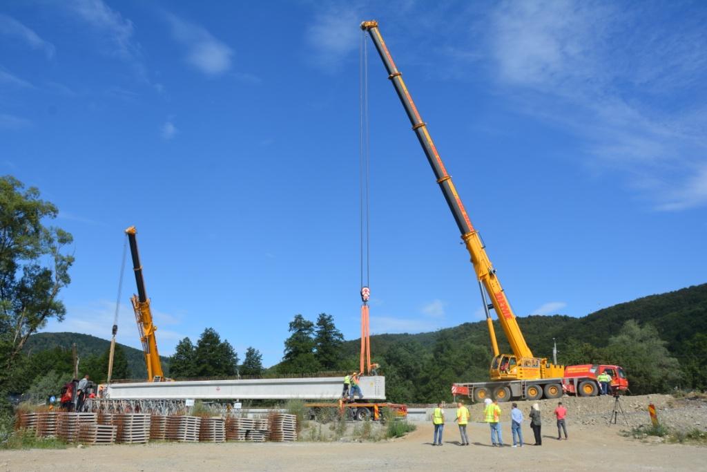Montare grinzi beton Pod Valea Draganului (9).JPG