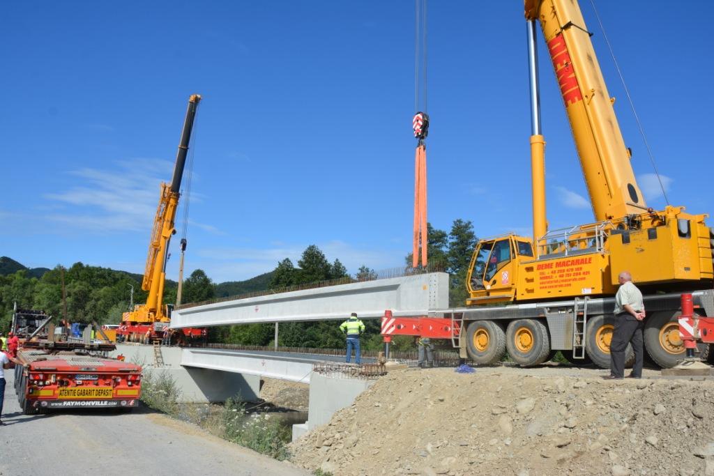Montare grinzi beton Pod Valea Draganului (11).JPG