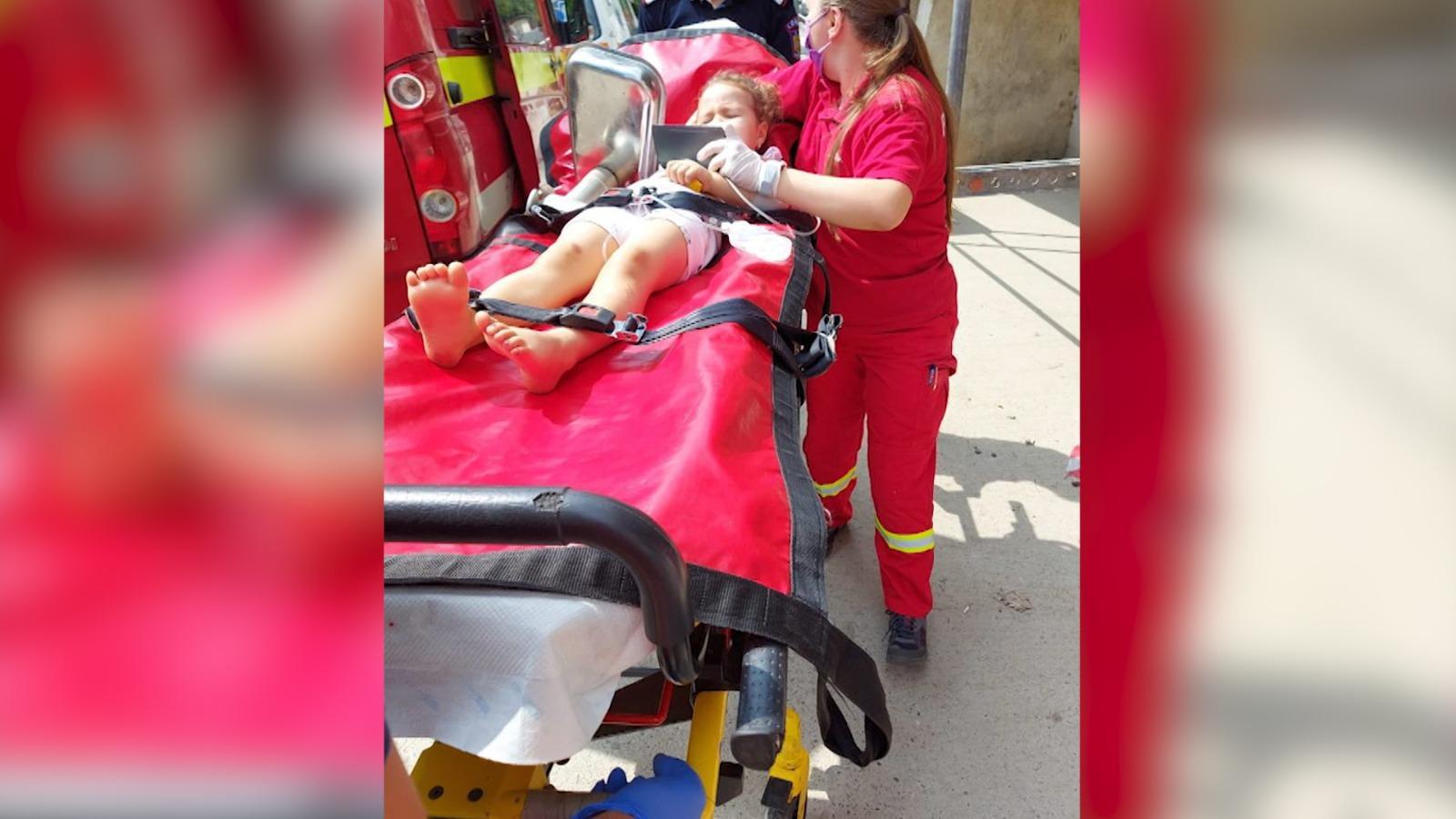 fetita cu mana rupta 2.jpg